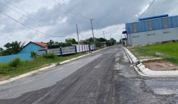 Mặt tiền đường nhựa trước lô đất 1000m2 có 200m2 thổ cư Hòa Khánh Tây Ninh, rộng rãi, xe tải vào được.