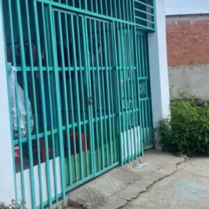 Cổng màu xanh của một phòng trọ trong khu nhà 4 phòng trọ Đức Hoà Đông Long An