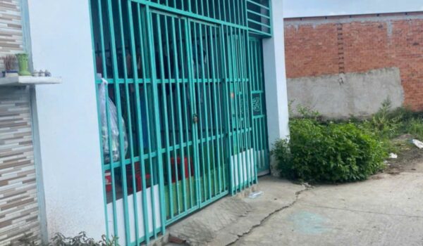 Cổng màu xanh của một phòng trọ trong khu nhà 4 phòng trọ Đức Hoà Đông Long An
